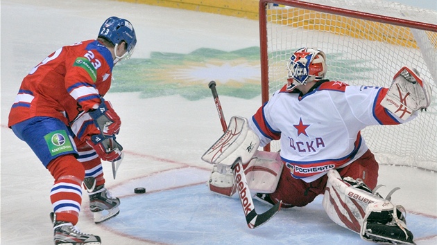 Hokejista praského Lva Lubo Barteko na brankáe CSKA Moskva Rastislava Stau