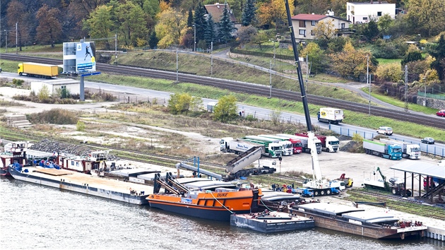 Vceelov remorkr uren pro vody Severnho ledovho ocenu se ve veejnm pstavu ve Vaov pipravuje na proplut Masarykovmi zdymadly.
