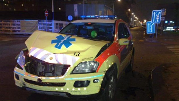Nehoda vozidla zchrann sluby a osobnho vozu Renault v Ocelsk ulici v Praze (21. jna 2012)