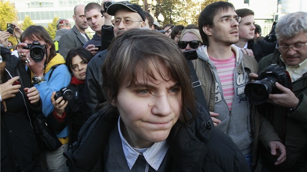 lenka Pussy Riot Jekatrina Samuceviov v Moskv, kde lid podporovali internetov volby a demonstrovali proti zadrovn politickch aktivist.