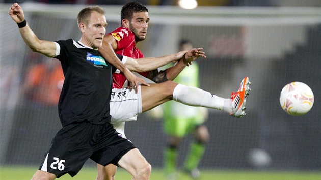 ZPT V BOJI. Plzesk zlonk Daniel Kol (vlevo) se v utkn s Hapoelem Tel Aviv po zrann vrtil do fotbalov Evropy.