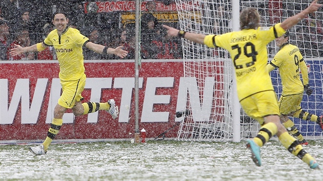 VE VNICI. Neven Suboti (vlevo) slav se spoluhri z Borussie Dortmund svj zsah do st Freiburgu.