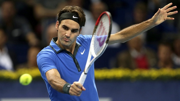 PROTAEN BEKHEND. vcar Roger Federer odehrv mek v duelu s Paulem-Henrim Mathieuem. 