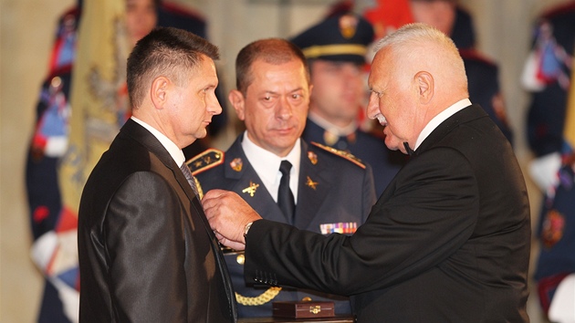 Lka Rudolf Zvolnek dostal od prezidenta Medaili za hrdinstv. Zachrnil lidsk ivot (28. jna 2012)