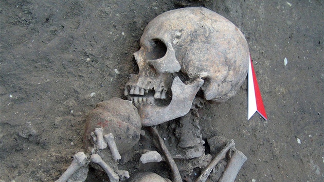 Pi vykopvkch nedaleko bulharskho msta Provadia se nala i kostra lovka svrajc keramickou misku.