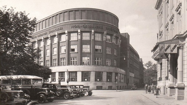Budova České spořitelny v centru Ostravy ve třicátých letech minulého století. (24. října 2012)