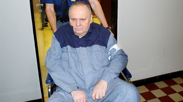Ostravskho dealera kokainu Jozefa Kulka pivezli k soudu na invalidnm vozku. (29. jna 2012)