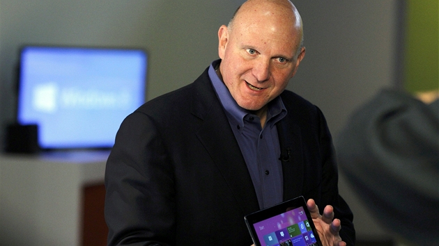 jen 2012 - f Microsoftu Steve Ballmer pedstavuje v New Yorku tablet Surface s novm operanm systmem Windows 8, s nm potaov firma naplno vstoupila do ry dotykovho ovldn (25. jna 2012)