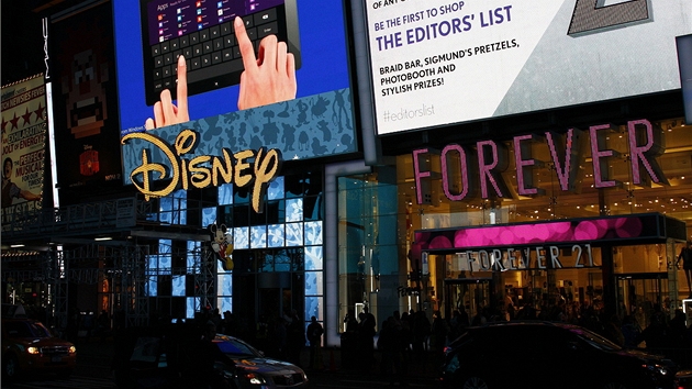 Times Square, New York, 25.10.2012: Microsoft otevr svj obchod s Windows 8 a zejmna s tablety Surface.