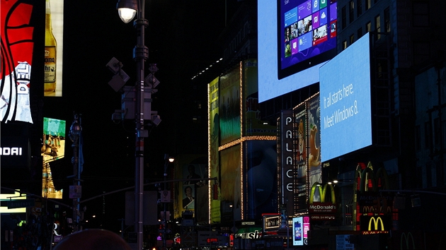 Times Square, New York, 25.10.2012: Microsoft otevr svj obchod s Windows 8 a zejmna s tablety Surface.