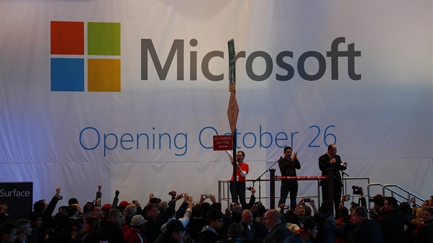 Times Square, New York, 25.10.2012: Microsoft otevr svj obchod s Windows 8 a zejmna s tablety Surface.