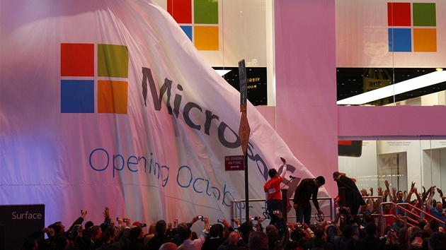 Times Square, New York, 25.10.2012: Microsoft otevr svj obchod s Windows 8 a zejmna s tablety Surface.