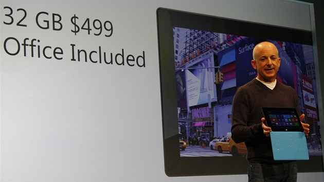 Zkladn verze tabletu Surface bez obalu Touch Cover (klvesnice) stoj 499 dolar + da vetn Office Preview 2013. S klvesnic Touch Cover (ernou) podte Surface za 599 dolar.