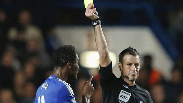 Rozhod Mark Clattenburg ukazuje lutou kartu Johnu Obi Mikelovi z Chelsea. Po zpase s Manchesterem United klub podal stnost, e se sud nevhodn vyjadoval vi dvma hrm, jednm z nich by ml bt prv Mikel.