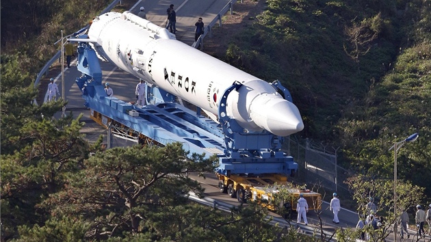 Doprava tetho exemple KSLV-1 (nebo Naro-1) na startovac rampu na kosmodromu Naro. Snmek byl pozen 24. jna, dva dny ped pvodn plnovanm startem. 