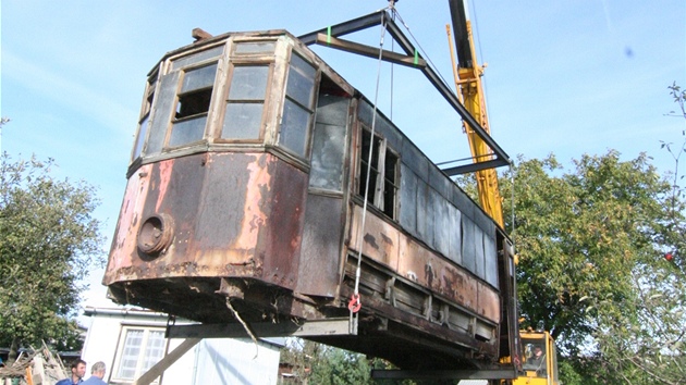 Tramvaj se sthuje ze zahrady ve Slavkov u Opavy nejprve do depa v Krnov. Do Jihlavy se pesune a po ppadn rekonstrukci. Na to mus jihlavt zastupitel v ter odpoledne uvolnit stovky tisc korun.