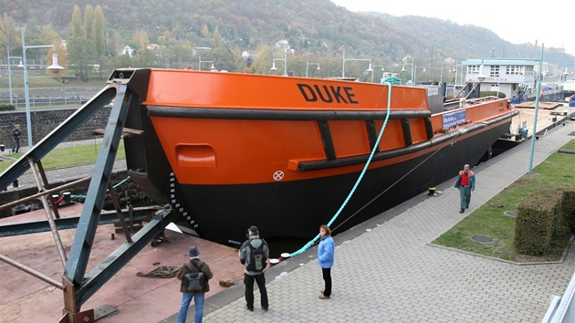 Remorkr Duke na pontonov konstrukci proplouv steckmi zdymadly.