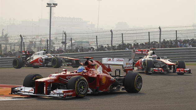 Fernando Alonso ze stje Ferrari na trati Velk ceny Indie formule 1. 