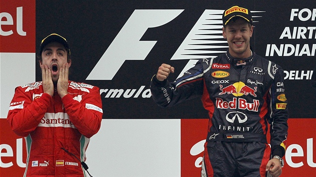 RADOST A ROZPAKY. Zatmco Sebastian Vettel (vpravo)po vtzstv ve Velk cen Indie js, jeho nejvt konkurent v boji o titul mistra Fernando Alonso hled do budoucnosti s lehkou skeps. 