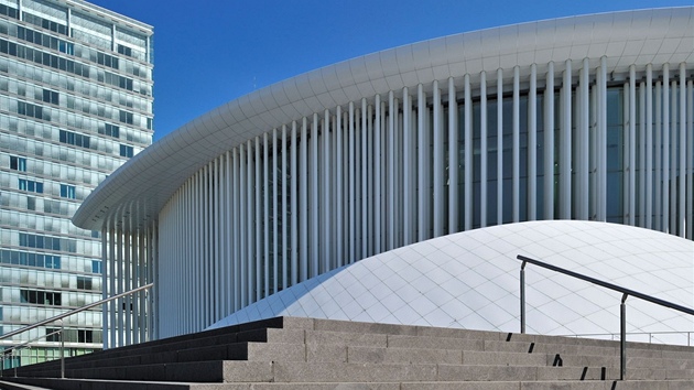 Nov budova filharmonie stoj v Lucemburkuv v nov tvrt Kirchberg, na trojhelnkovm nmst dldnm ernou ulou.