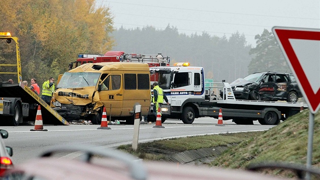 Dopravn nehoda osobnho auta a dodvky zablokovala dopravu na 89. kilometru dlnice D5.