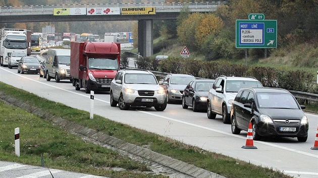 Dopravn nehoda osobnho auta a dodvky zablokovala dopravu na 89. kilometru dlnice D5.