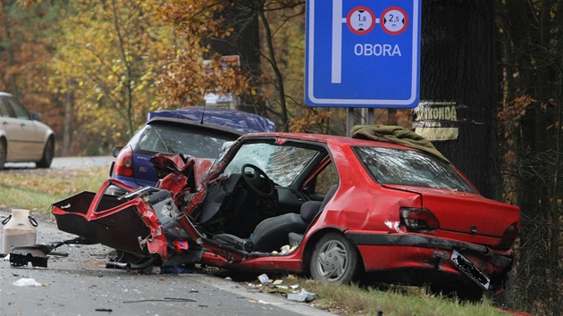 U Temoné se v pátek srazila cisterna se dvma osobními auty.