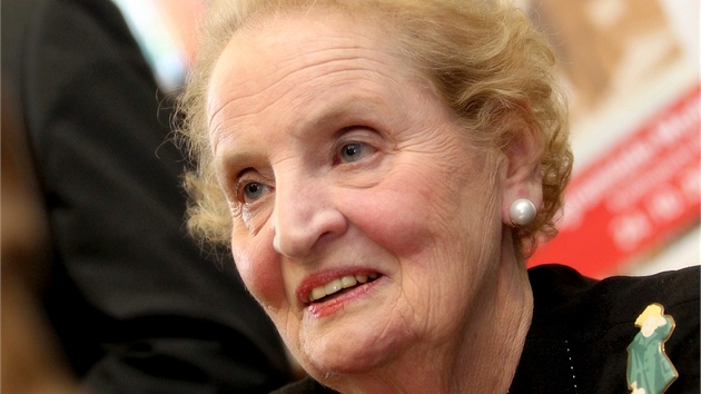 Autogramida Madeleine Albrightov v brnnskm knihkupectv Barvi a Novotn pi pleitosti vydn eskho pekladu jej knihy Prask zima. Akce pilkala stovky ten.