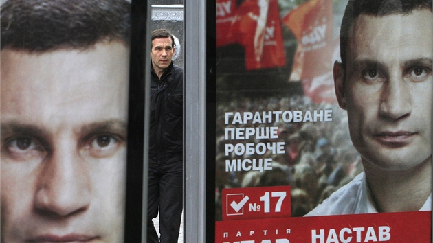 Volebn plakty se slavnm ukrajinskm boxerem italijem Klikem, kter kandiduje se svou nov zaloenou strnou Udar (25. jna 2012)