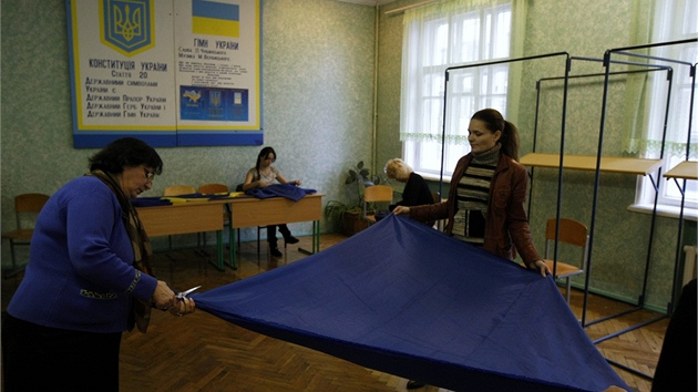 lenky jedn z kyjevskch volebnch komis pipravuj plenty pro nedln parlamentn volby (27. jna 2012)