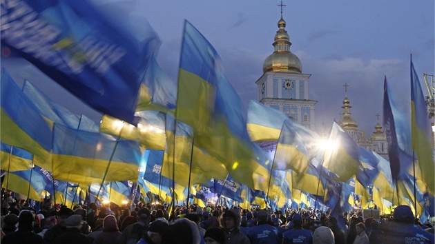 Pznivci souasnho prezidenta Jankukovye a jeho strany se shromdili v centru Kyjeva na poslednm pedvolebnm mtinku (26. jna 2012)