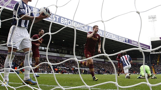 NÁHRADNÍK SN. Edin Deko z Manchesteru City naskoil do zápasu na hiti West