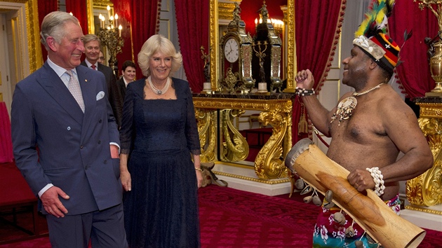 Princ Charles a jeho manelka Camilla pivtali v palci St. James osobnosti z Papuy-Nov Guiney, Austrlie a Novho Zlandu (24. jen 2012).