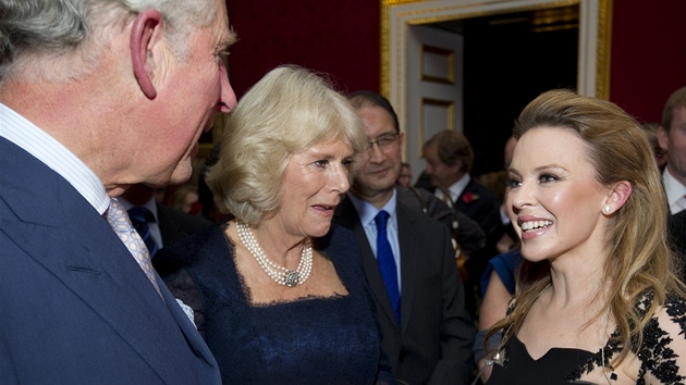 Princ Charles a jeho manelka Camilla pi rozhovoru se zpvakou Kylie Minogue (24. jen 2012)