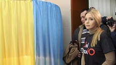 Dcera vznné Julije Tymoenkové ve volební místnosti (28. íjna 2012)