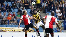 Bývalý sparťan Bony Wilfried (uprostřed) bojuje v dresu Arnhemu v utkání z Bývalý sparťan Bony Wilfried (uprostřed) bojuje v dresu Arnhemu v utkání z