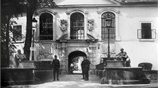 V roce 1934 v dínském zámku sídlila eskoslovenská armáda. To si jet kany