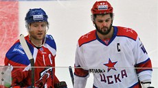 KAPITÁNI. Jiří Novotný s Alexandrem Radulovem se fotí před zápasem Lva Praha s KAPITÁNI. Jiří Novotný s Alexandrem Radulovem se fotí před zápasem Lva Praha s