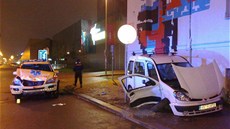 Nehoda vozidla záchranné služby a osobního vozu Renault v Ocelářské ulici v Nehoda vozidla záchranné služby a osobního vozu Renault v Ocelářské ulici v