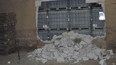 Zadržený líh v zazděné časti jednoho ze skladů při policejní akci s názvem Zadržený líh v zazděné časti jednoho ze skladů při policejní akci s názvem