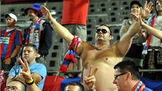 PLZE, DO TOHO. Fanouci plzeských fotbalist povzbuzují své miláky bhem