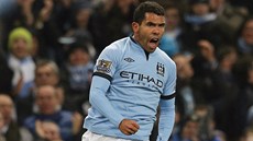 JO! Carlos Tevez, argentinský útoník Manchesteru City, slaví svj gól proti