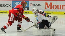 Českobudějovický Tomáš Mertl (vlevo) v šanci před Dušanem Salfickým, brankářem Českobudějovický Tomáš Mertl (vlevo) v šanci před Dušanem Salfickým, brankářem