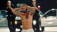 Kult hákového kříže šokuje násilím, ale také tím, že odhaluje, jak je problém Kult hákového kříže šokuje násilím, ale také tím, že odhaluje, jak je problém