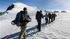 Navázaní na lano postupujeme pes ledovec, úpln vpravo vrchol Breithornu.