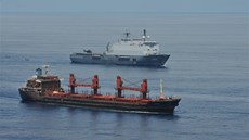 Nizozemská válená lo Rotterdam doprovází nákladní lo MV Orna, kterou po dvou