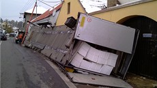 V Drahonicích na Strakonicku se vysypal kamion s papírem.
