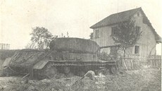 Dobový snímek znieného sovtského tanku IS-2 z kvtna 1945.