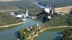 Stíhací letouny JAS-39 Gripen eských vzduných sil nad hradem Zvíkov