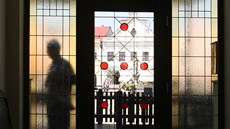 Secesní vstupní dvee oddlují interiér hotelu od renesanního Masarykova